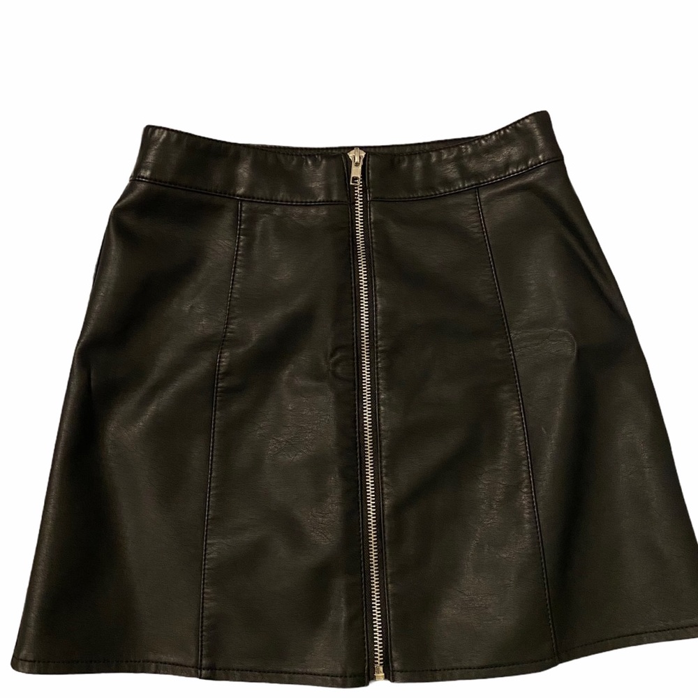faux leather skirt forever 21! size small 26”